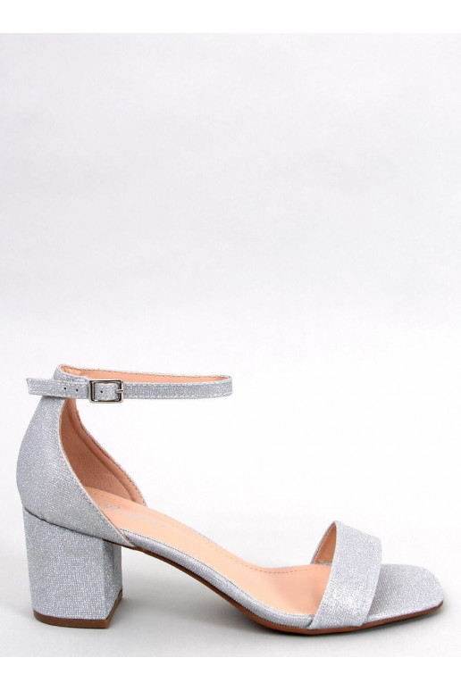 Zapatos brillantes en color gris.