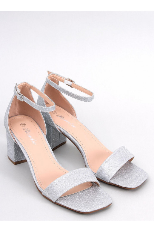 Zapatos brillantes en color gris. Zapatos brillantes en color gris.