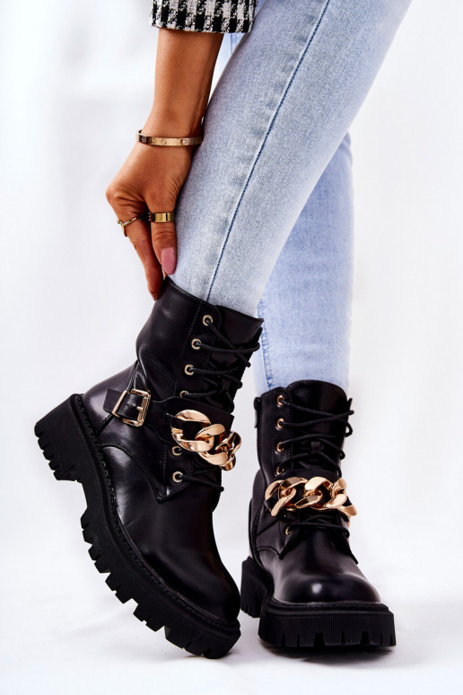 Zapatos de mujer con cadena en negro.
