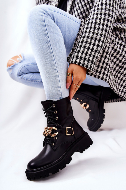Zapatos de mujer con cadena en negro.
