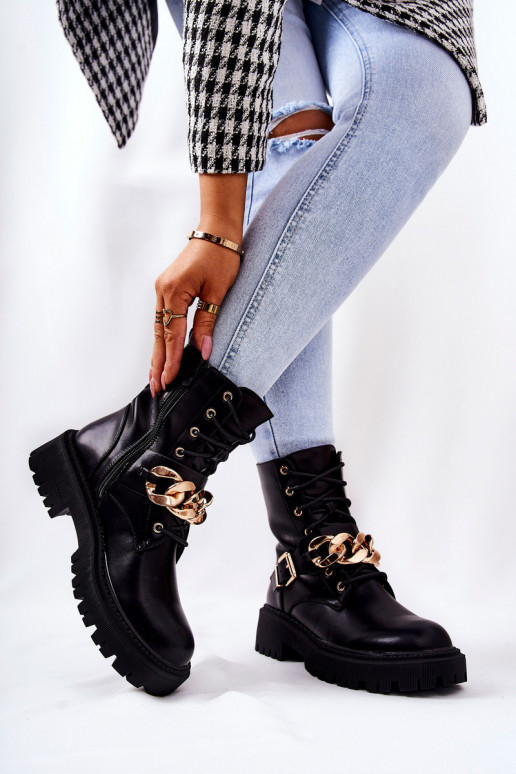 Zapatos de mujer con cadena en negro.