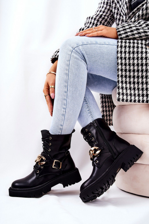Zapatos de mujer con cadena en negro.