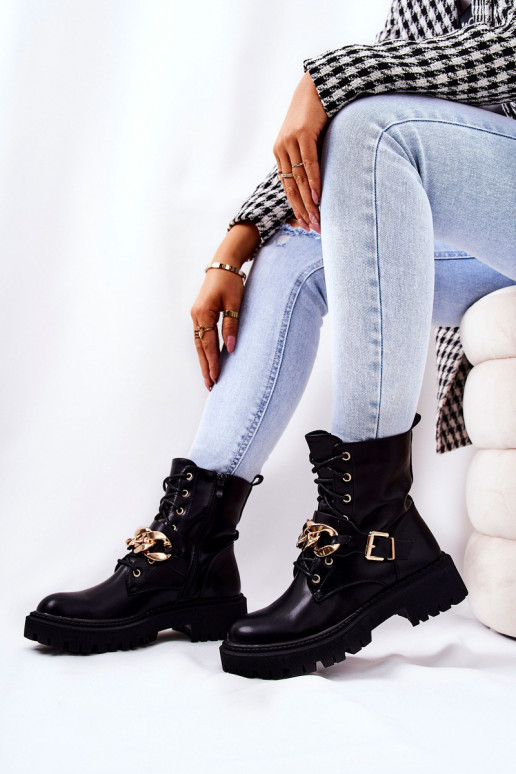 Zapatos de mujer con cadena en negro.