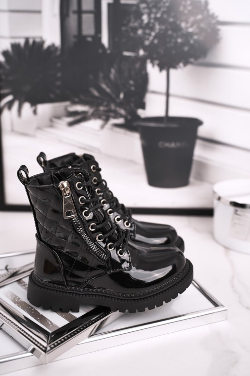 Botas de mujer lacadas en negro.