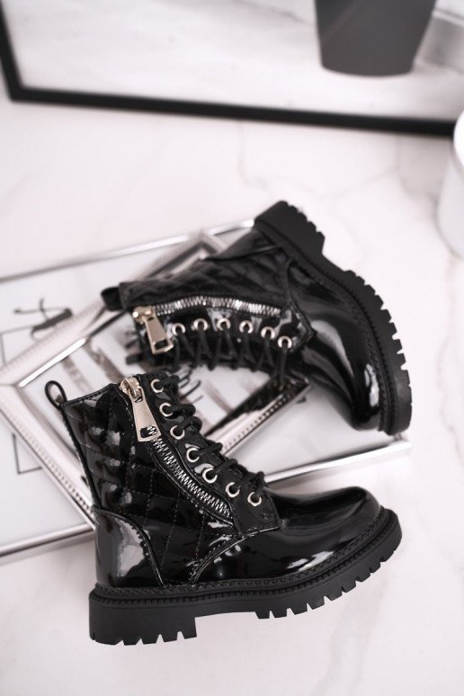 Botas de mujer lacadas en negro.