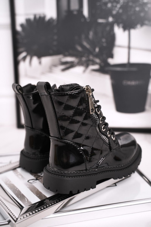 Botas de mujer lacadas en negro.