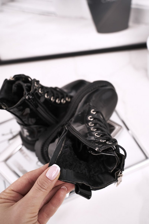 Botas de mujer lacadas en negro.