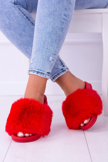 Zapatillas de goma rojas con pelo.