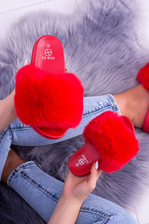 Zapatillas de goma rojas con pelo.