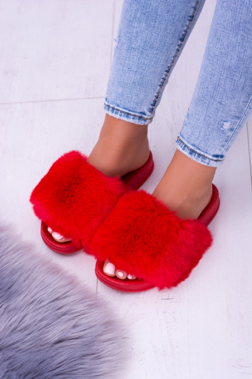 Zapatillas de goma rojas con pelo.