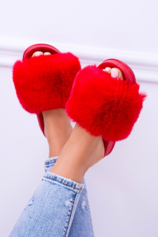 Zapatillas de goma rojas con pelo.