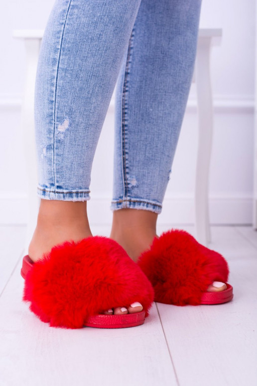 Zapatillas de goma rojas con pelo.