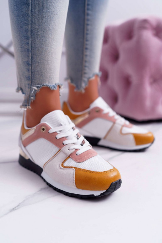 Zapatos casuales en varios colores. Zapatos casuales en varios colores.