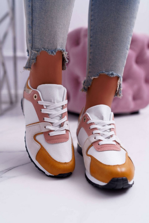 Zapatos casuales en varios colores. Zapatos casuales en varios colores.