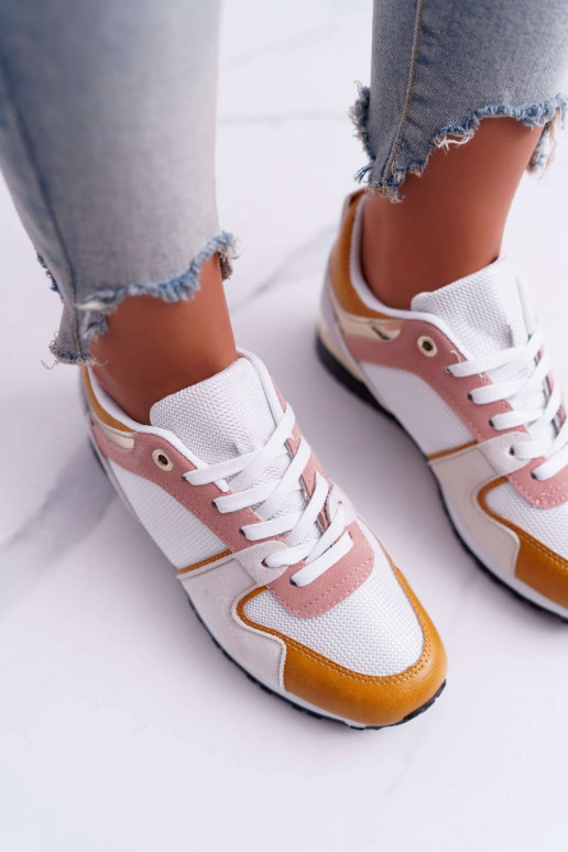 Zapatos casuales en varios colores. Zapatos casuales en varios colores.