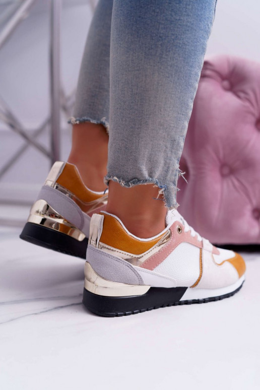 Zapatos casuales en varios colores. Zapatos casuales en varios colores.