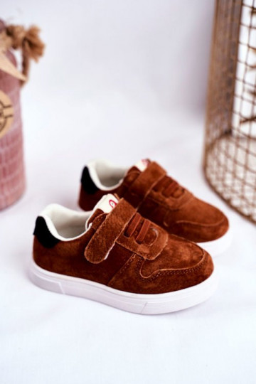Zapatos casual infantiles en color marrón.