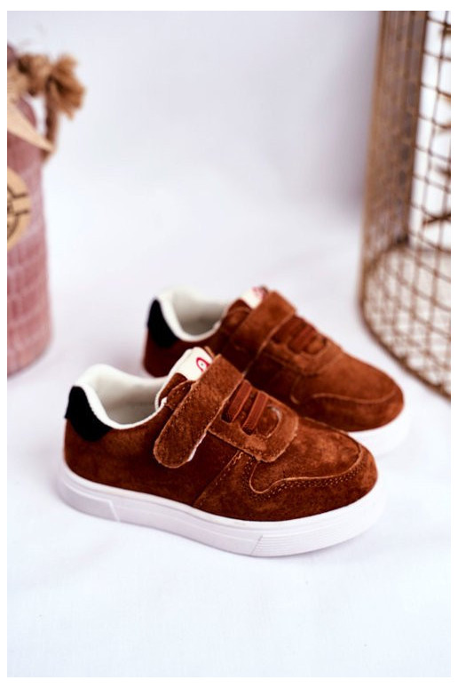Zapatos casual infantiles en color marrón.