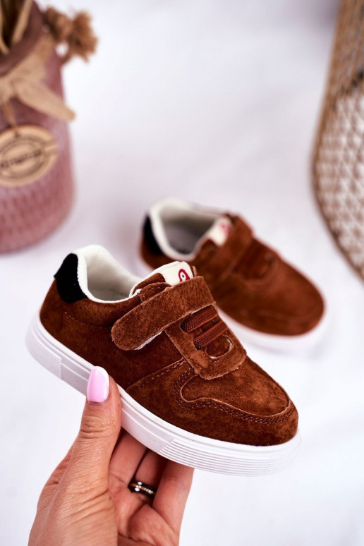 Zapatos casual infantiles en color marrón.