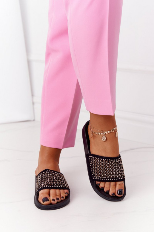 Las zapatillas son negras Las zapatillas son negras