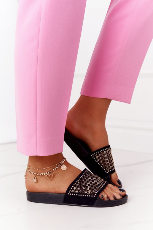 Las zapatillas son negras Las zapatillas son negras