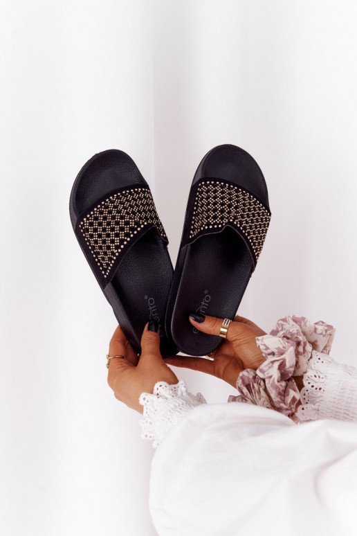 Las zapatillas son negras