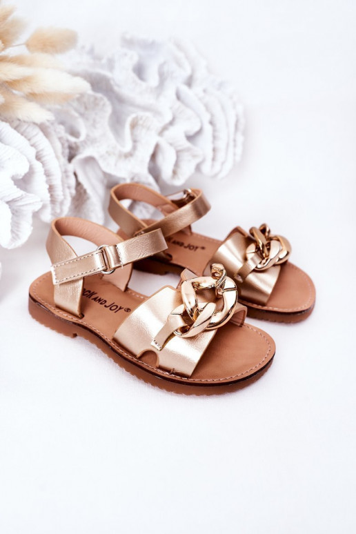 Sandalias doradas para niños con cadena.