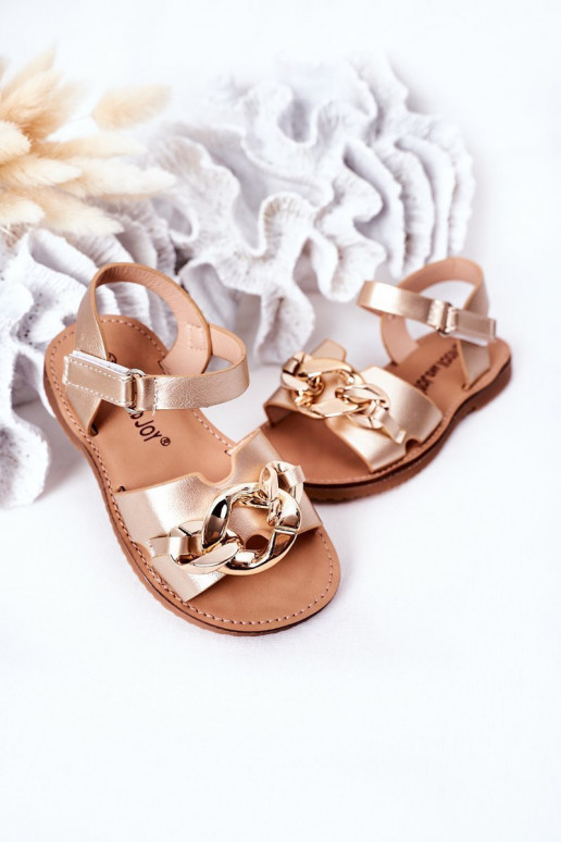 Sandalias doradas para niños con cadena.