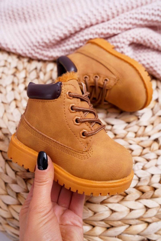 Botas marrones calentitas para niños. Botas marrones calentitas para niños.