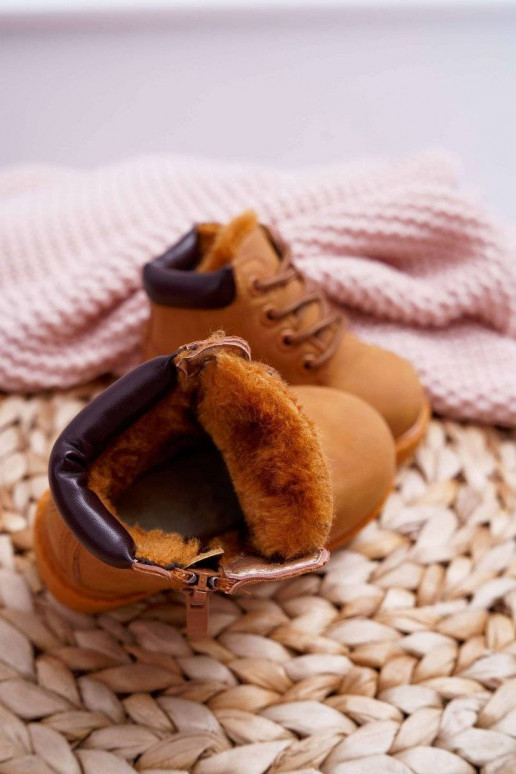 Botas marrones calentitas para niños. Botas marrones calentitas para niños.