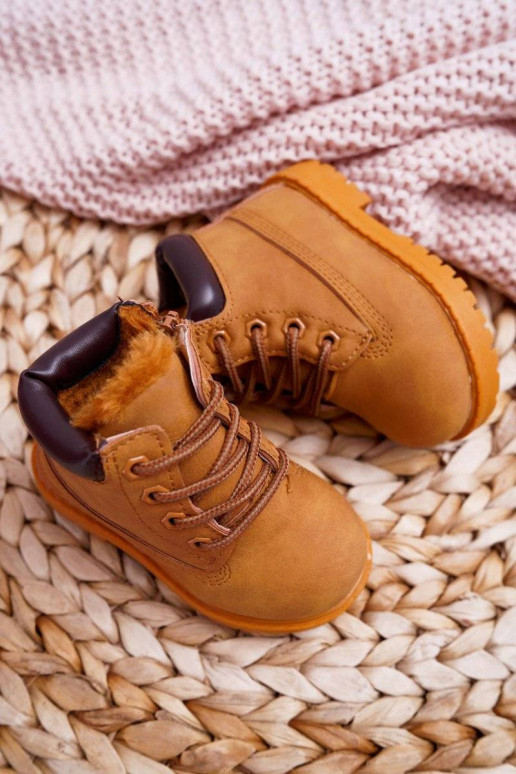 Botas marrones calentitas para niños. Botas marrones calentitas para niños.