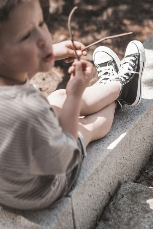 Zapatos infantiles con suela negra. Zapatos infantiles con suela negra.