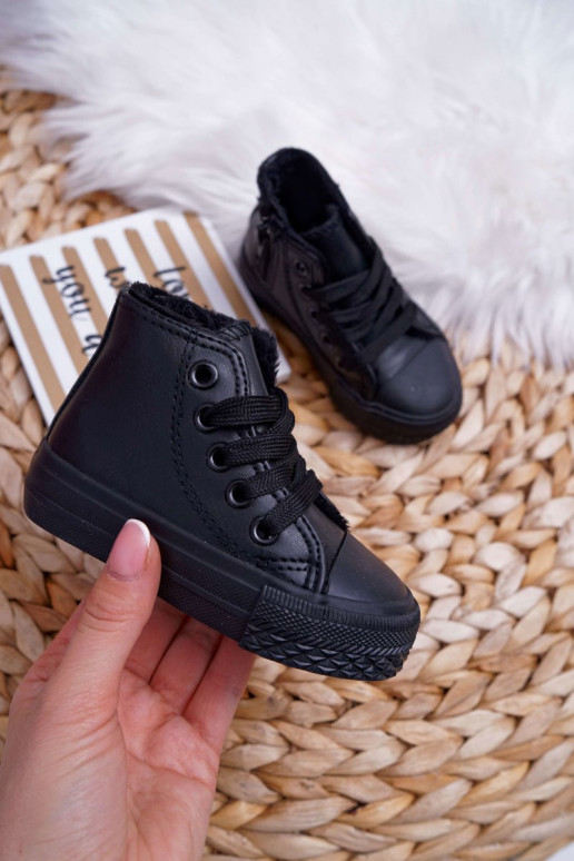 Zapatos casual infantiles negros.