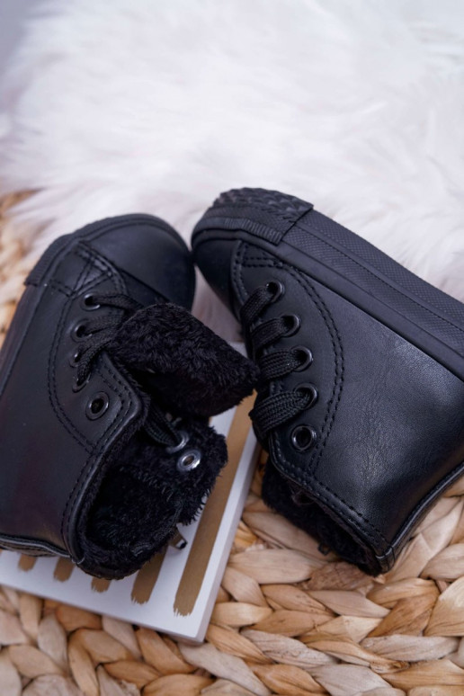 Zapatos casual infantiles negros.