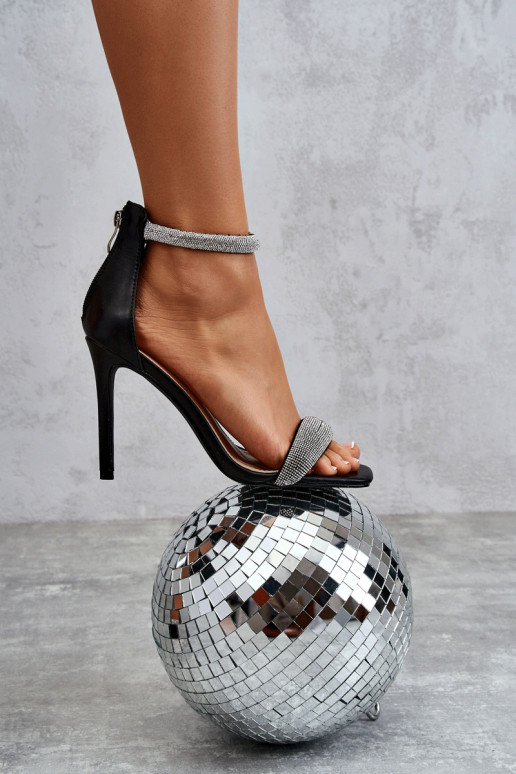 Estilo elegante sandalias con tacones finos de color negro Patricio