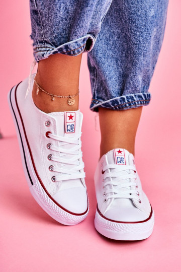 Zapatos de ocio modelo clásico en color blanco con decoración roja Ecoma