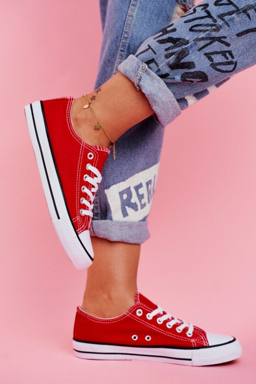 Zapatos casuales rojos de modelo clásico.