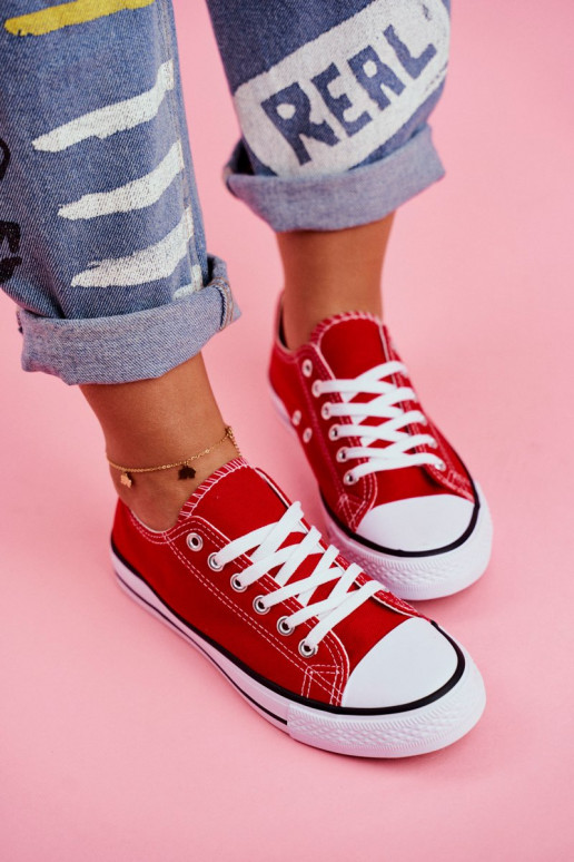 Zapatos casuales rojos de modelo clásico.