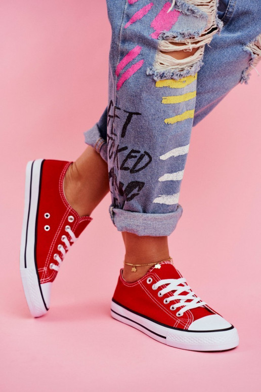 Zapatos casuales rojos de modelo clásico.