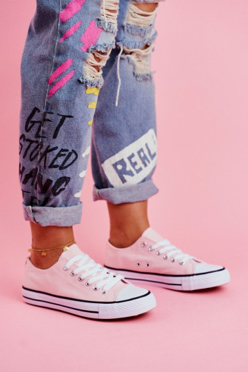 Zapatos casual modelo clásico en color rosa.