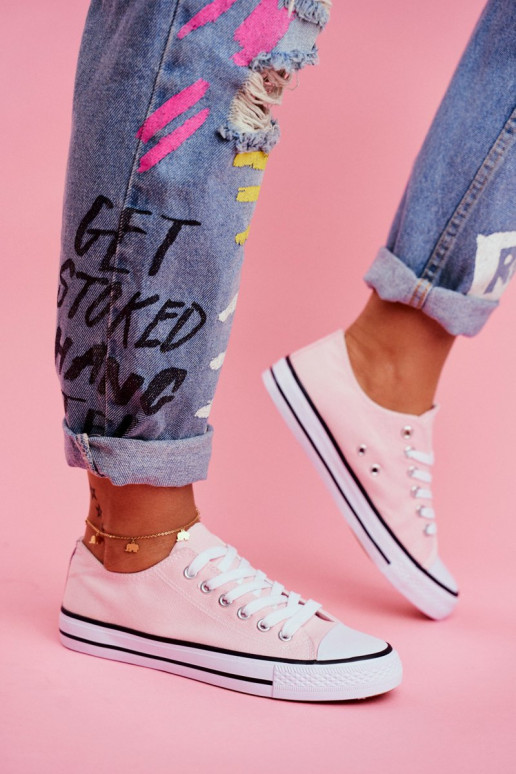 Zapatos casual modelo clásico en color rosa.