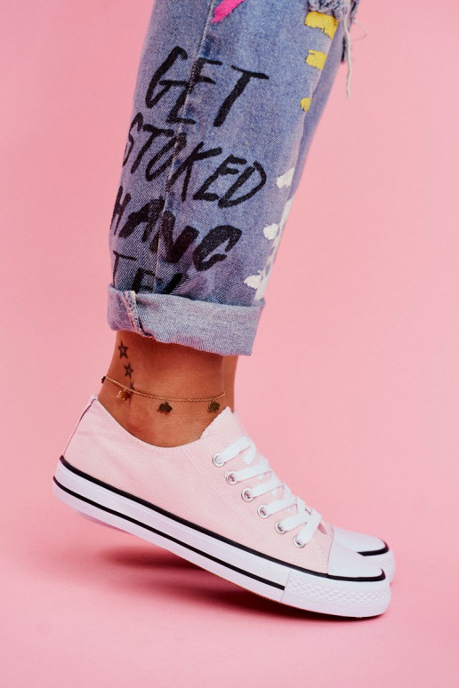 Zapatos casual modelo clásico en color rosa.