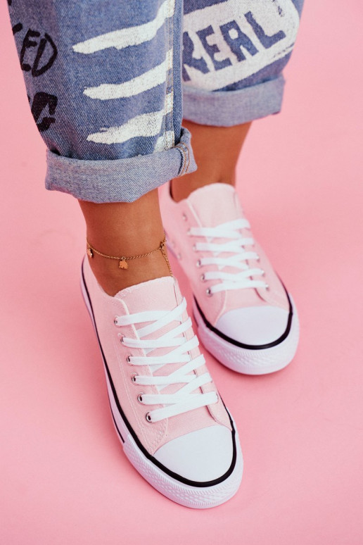 Zapatos casual modelo clásico en color rosa.