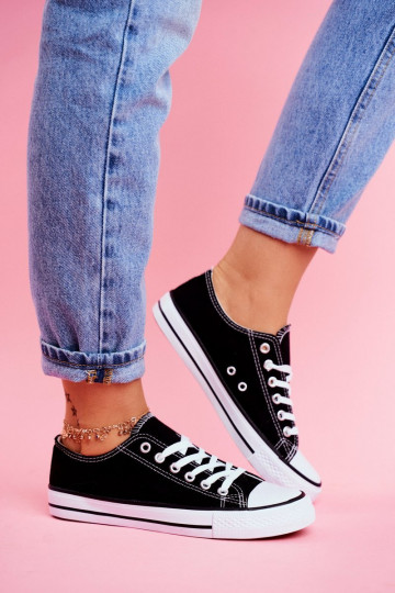 Zapatos casual modelo clásico en color negro con suela blanca.