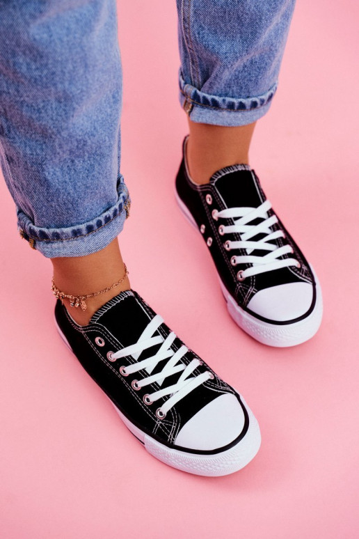 Zapatos casual modelo clásico en color negro con suela blanca.