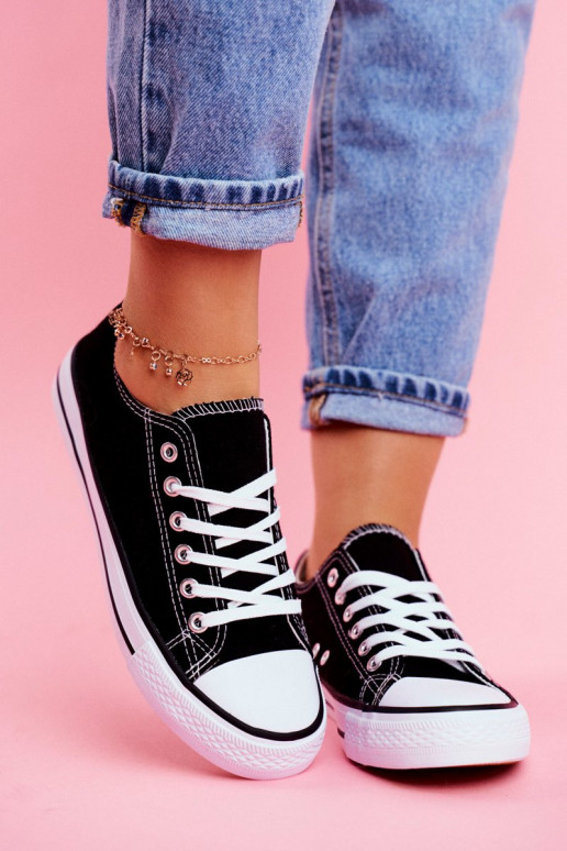 Zapatos casual modelo clásico en color negro con suela blanca. Zapatos casual modelo clásico en color negro con suela blanca.