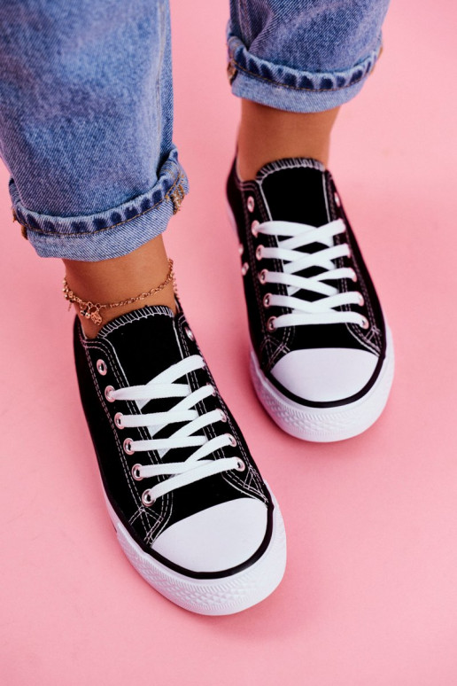 Zapatos casual modelo clásico en color negro con suela blanca. Zapatos casual modelo clásico en color negro con suela blanca.