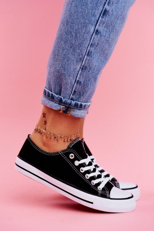 Zapatos casual modelo clásico en color negro con suela blanca.