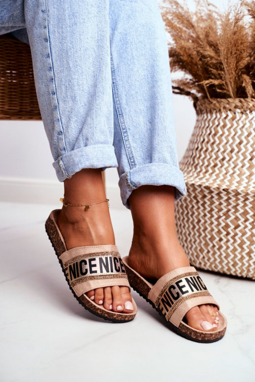 Pantuflas con ojales brillantes color beige Be Nice