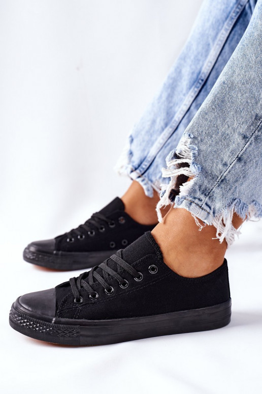 Zapatos casual modelo clásico en color negro.